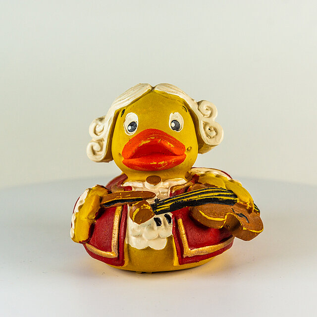 Austroducks // Wolfgang Amadeus Mozart mit Geige, rote Jacke