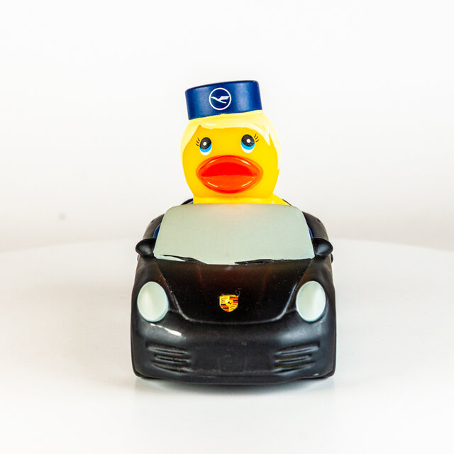 Factotum // Autofahrerin, schwarzes Cabrio, Porsche Nr. 3, Stewardess - "Lufthansa First Class Terminal Frankfurt" (PS 2022)