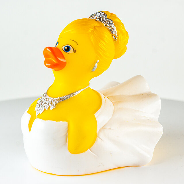 Ad-Line // Braut mit Diadem und Collier im weißen Kleid, blonde Haare Ad-Line // Braut mit Diadem und Collier im weißen Kleid, blonde Haare