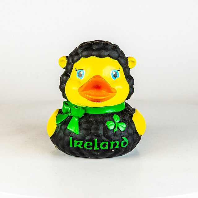 Irland - Schaf, schwarzes Fell mit Fliege und Kleeblatt, Ireland - Shamrock Gift Company