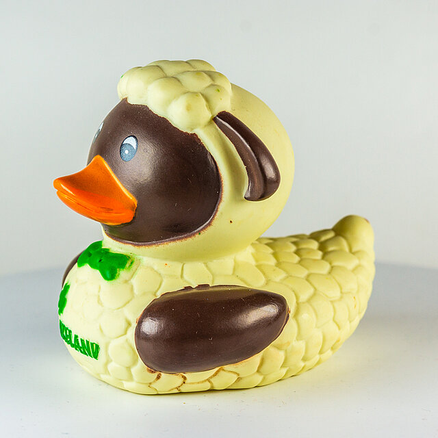 Irland - Schaf, schwarz im weißen Fell mit Fliege und Kleeblatt, Ireland - Shamrock Gift Company