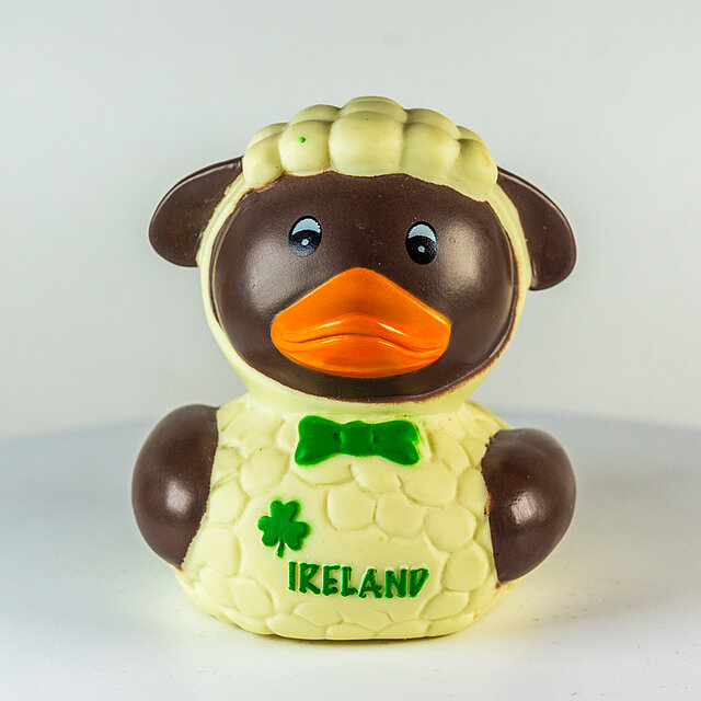 Irland - Schaf, schwarz im weißen Fell mit Fliege und Kleeblatt, Ireland - Shamrock Gift Company