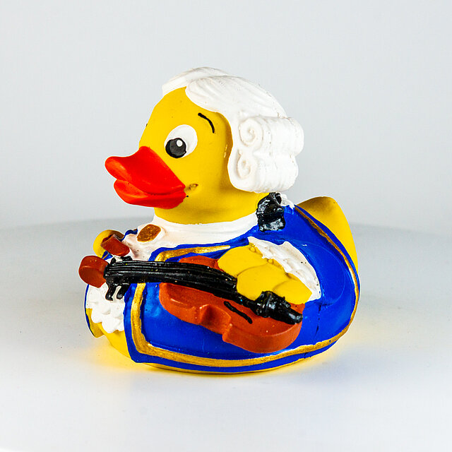 Austroducks // Wolfgang Amadeus Mozart mit Geige, blaue Jacke