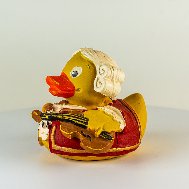 Austroducks // Wolfgang Amadeus Mozart mit Geige, rote Jacke