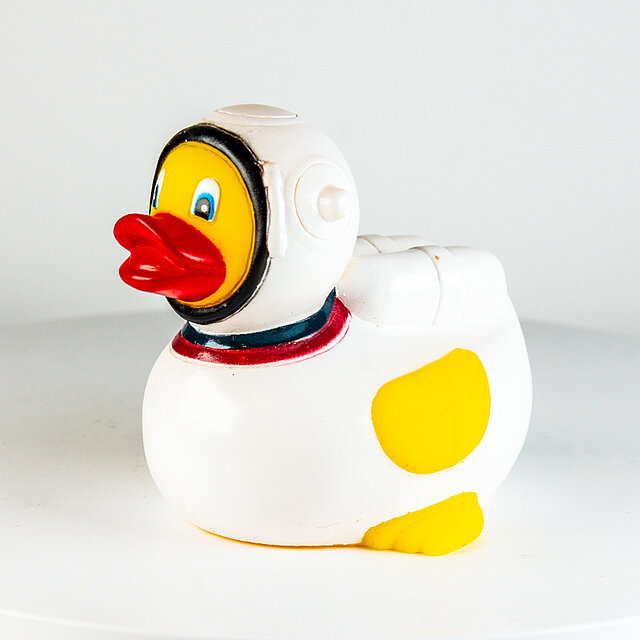 Ad-Line // Astronaut i hvit romdrakt med oksygenflaske på ryggen (AD7024) Ad-Line // Astronaut i hvit romdrakt med oksygenflaske på ryggen (AD7024)