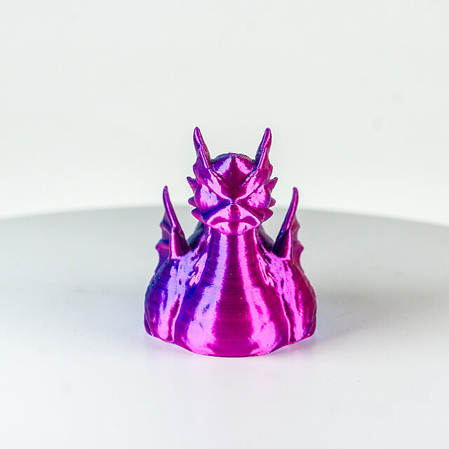 Drache aus einem 3D Drucker, blau rot schimmernd