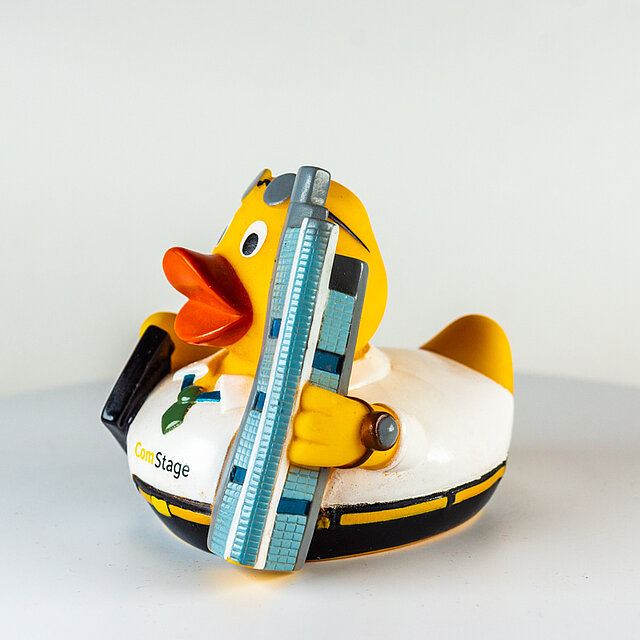 Schnabels // Aksjemegler, finansiell rådgiver, megler med skyskraper, briller, klokke og slips - "ComStage" Schnabels // Aksjemegler, finansiell rådgiver, megler med skyskraper, briller, klokke og slips - "ComStage"