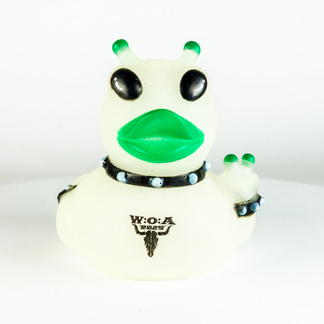 Alien, Außerirdischer mit Nieten auf Halsband und Armbändern, Peace Zeichen, Glow in the Dark - "Wacken - W:O:A" (2025) Alien, Außerirdischer mit Nieten auf Halsband und Armbändern, Peace Zeichen, Glow in the Dark - "Wacken - W:O:A" (2025)