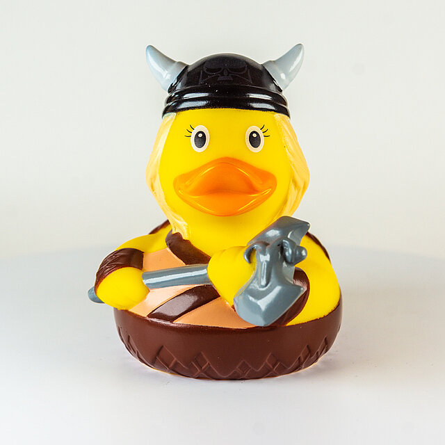 LiLaLu // Wikingerin mit Helm und Axt (2101)