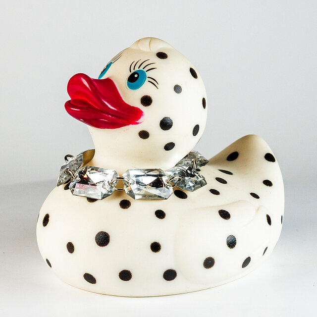 QUACKERS Collectables // "Diamante Duck" - Weiß mit Punkten, Diamant Collier, Wimpern QUACKERS Collectables // "Diamante Duck" - Weiß mit Punkten, Diamant Collier, Wimpern