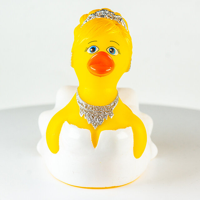 Ad-Line // Braut mit Diadem und Collier im weißen Kleid, blonde Haare Ad-Line // Braut mit Diadem und Collier im weißen Kleid, blonde Haare
