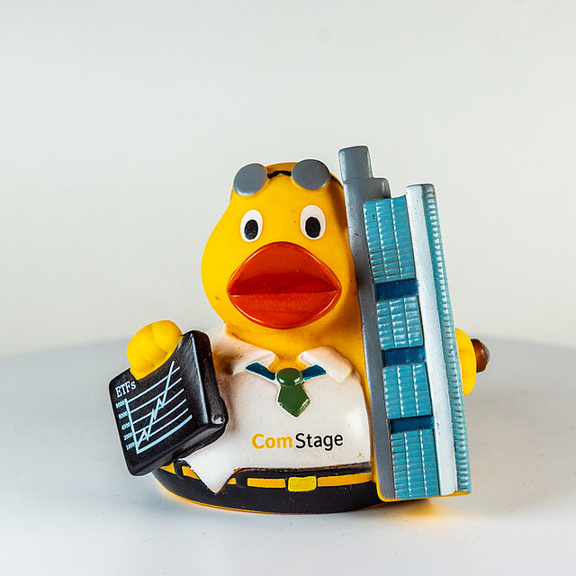 Schnabels // Aksjemegler, finansiell rådgiver, megler med skyskraper, briller, klokke og slips - "ComStage" Schnabels // Aksjemegler, finansiell rådgiver, megler med skyskraper, briller, klokke og slips - "ComStage"