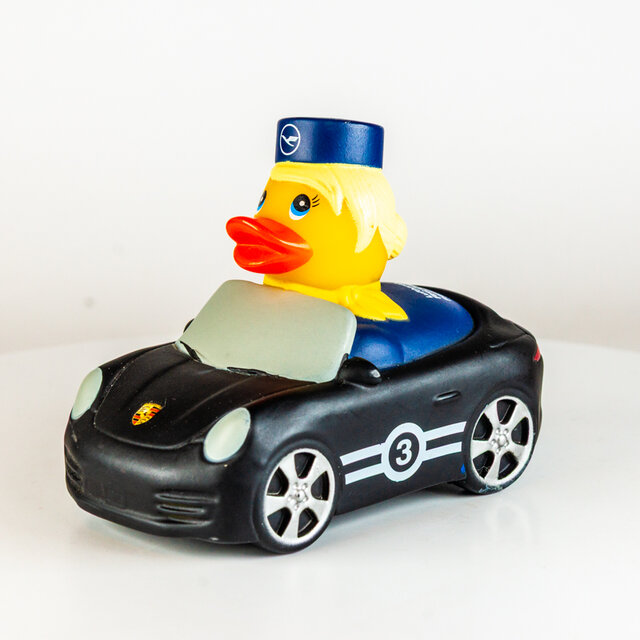 Factotum // Autofahrerin, schwarzes Cabrio, Porsche Nr. 3, Stewardess - "Lufthansa First Class Terminal Frankfurt" (PS 2022)
