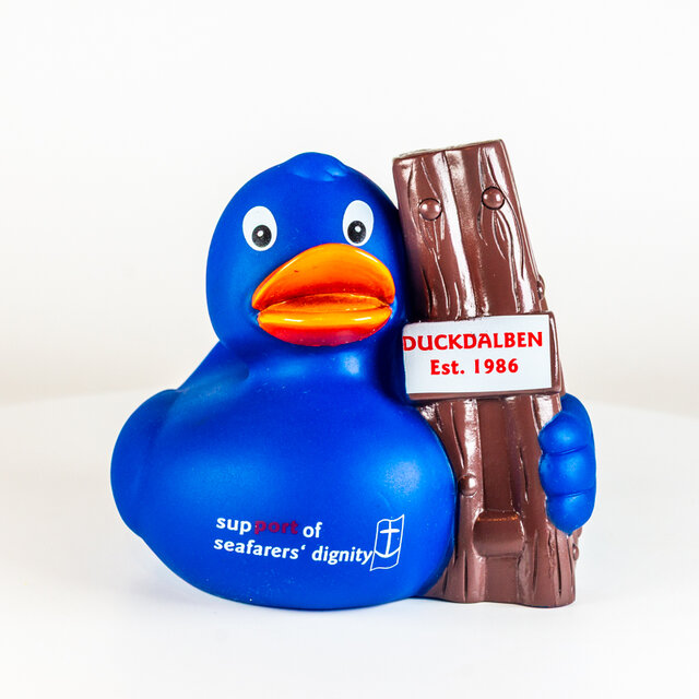 openmindz // Duckdalben (Holzpfähle im Wasser) - Seemannsklub seit 1986 - Unterstützung der Würde von Seeleuten, Hamburg-Waltershof openmindz // Duckdalben (Holzpfähle im Wasser) - Seemannsklub seit 1986 - Unterstützung der Würde von Seeleuten, Hamburg-Waltershof