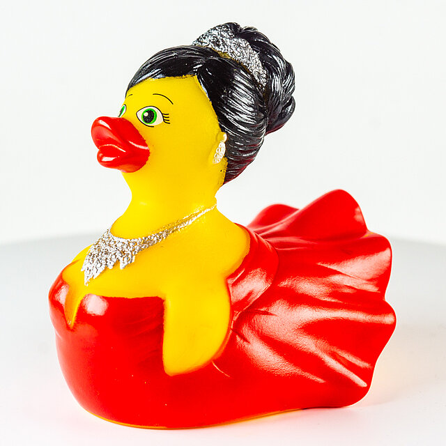 Ad-Line // Braut mit Diadem und Collier im roten Kleid, schwarze Haare Ad-Line // Braut mit Diadem und Collier im roten Kleid, schwarze Haare