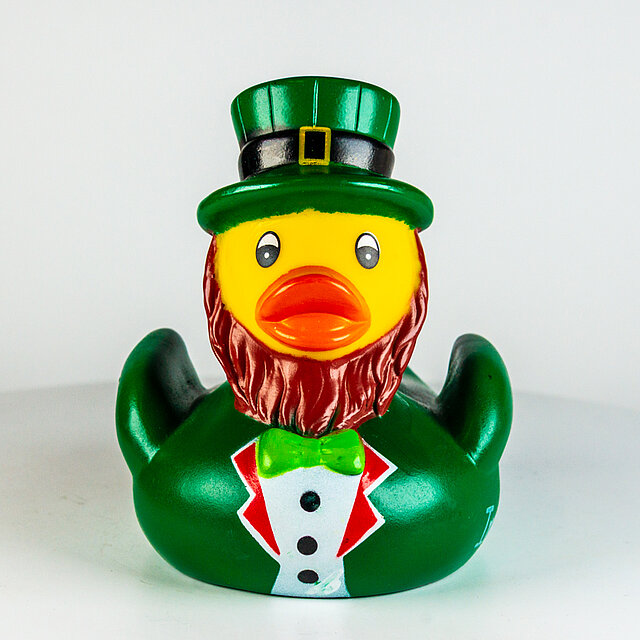 Irland - grüner Anzug mit St. Patrick Hut, hellgrüne Fliege, dunkler Vollbart, Ireland - Shamrock Gift Company