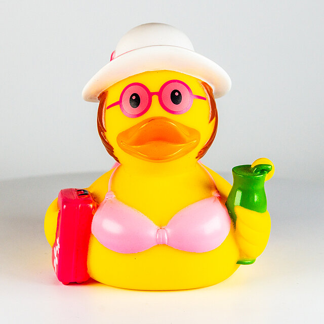 LiLaLu // Urlauberin, Sommer, rosa Bikini, Cocktail Drink, Koffer, weißer Hut mit Brille (2159)