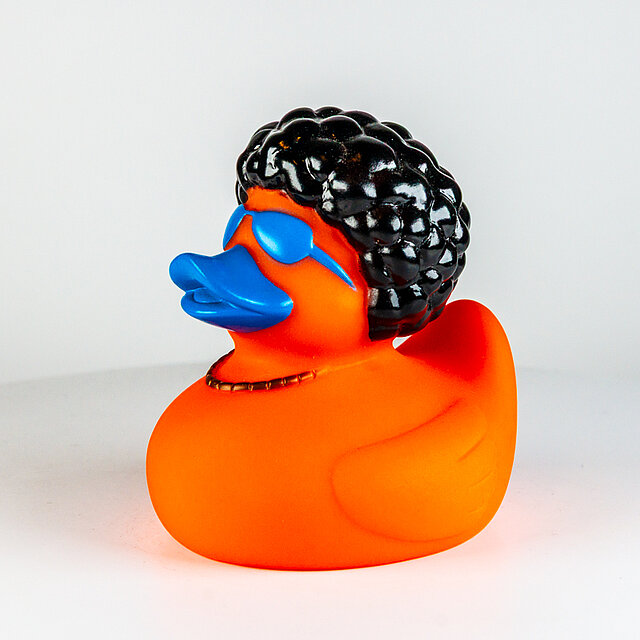 "Atze" - orange mit schwarzer Frisur und Brille, Halskette