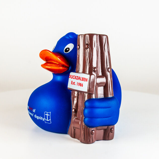 openmindz // Duckdalben (Holzpfähle im Wasser) - Seemannsklub seit 1986 - Unterstützung der Würde von Seeleuten, Hamburg-Waltershof openmindz // Duckdalben (Holzpfähle im Wasser) - Seemannsklub seit 1986 - Unterstützung der Würde von Seeleuten, Hamburg-Waltershof