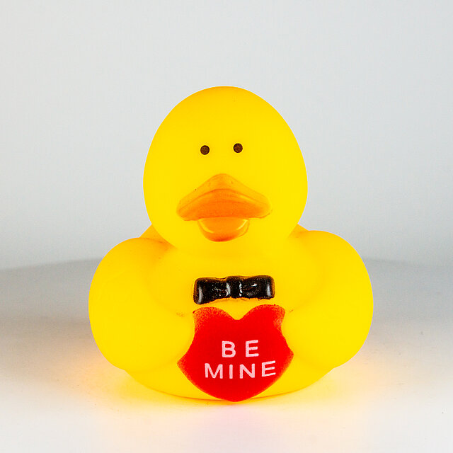 Antrag mit Herz, "be mine", schwarze Fliege, Punktaugen Antrag mit Herz, "be mine", schwarze Fliege, Punktaugen