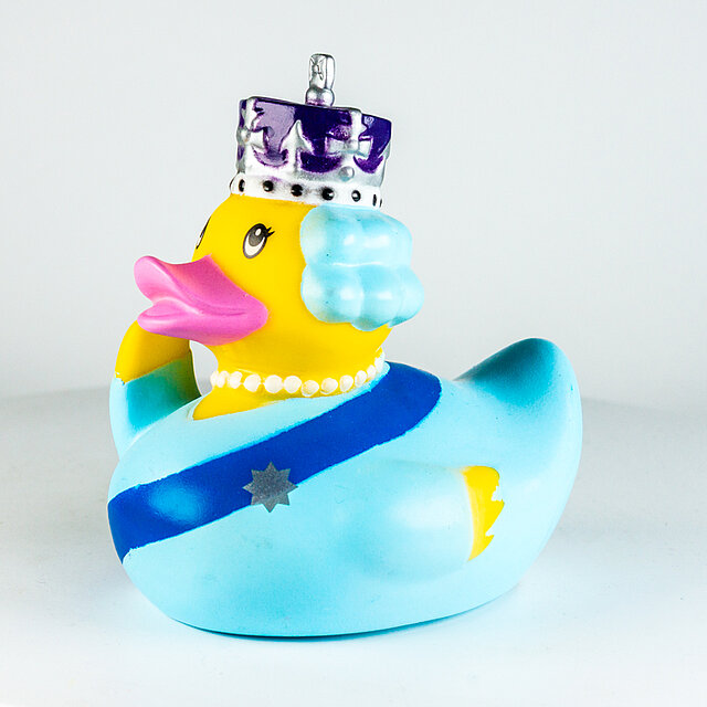 Königin Elisabeth II - Vereinigtes Königreich - mit der Imperial State Crown und blauer Schärpe des Hosenbandordens