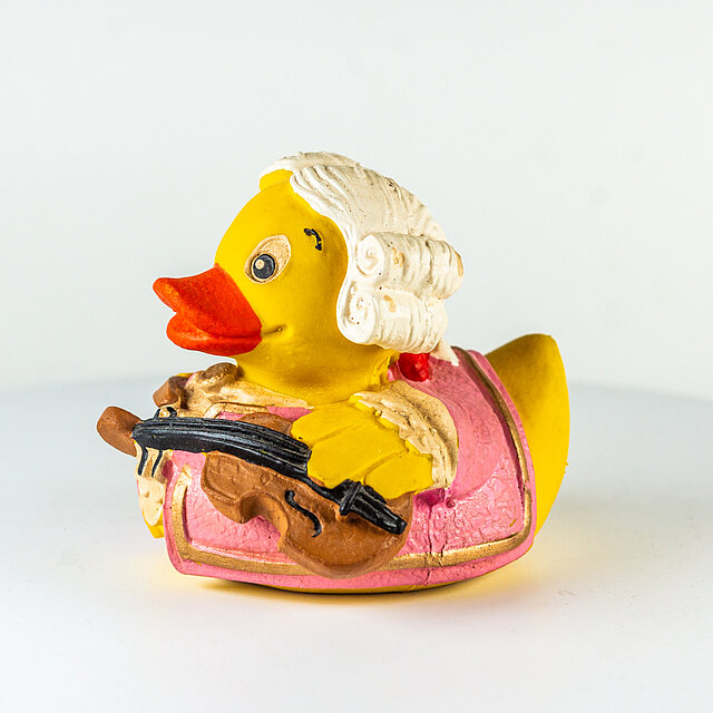 Austroducks // Wolfgang Amadeus Mozart mit Geige, rosa Jacke