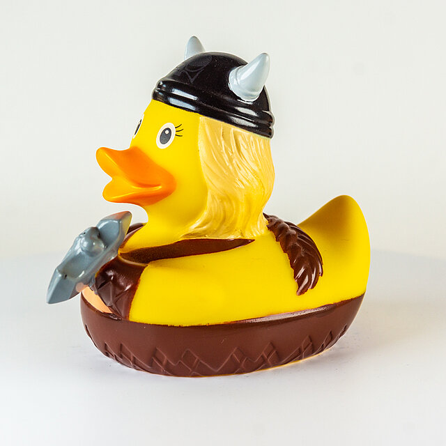 LiLaLu // Wikingerin mit Helm und Axt (2101)
