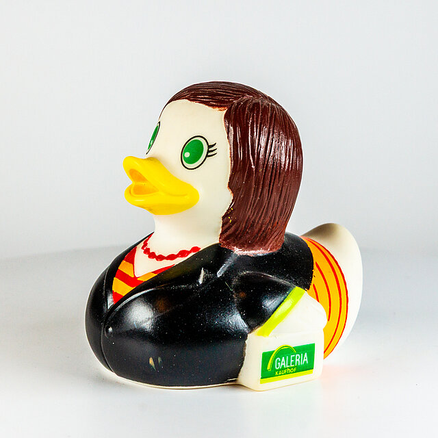 openmindz // Frau, braune Haare, Perlenkette, schwarzer Blazer, Rock, Shopping Queen - "Galeria Kaufhof"