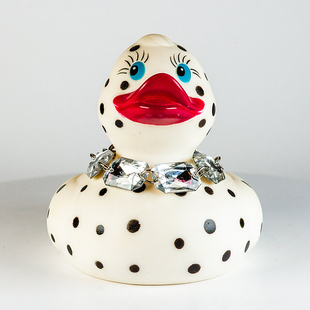 QUACKERS Collectables // "Diamante Duck" - Weiß mit Punkten, Diamant Collier, Wimpern QUACKERS Collectables // "Diamante Duck" - Weiß mit Punkten, Diamant Collier, Wimpern