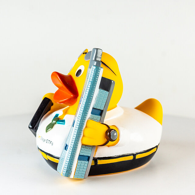 Schnabels // Aksjemegler, finansiell rådgiver, megler med skyskraper, briller, klokke og slips - "ComStage ETFer" Schnabels // Aksjemegler, finansiell rådgiver, megler med skyskraper, briller, klokke og slips - "ComStage ETFer"