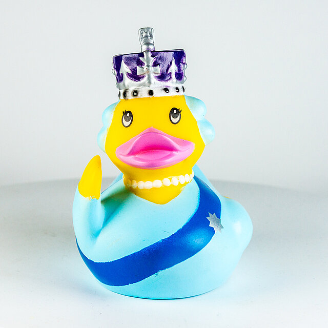 Königin Elisabeth II - Vereinigtes Königreich - mit der Imperial State Crown und blauer Schärpe des Hosenbandordens
